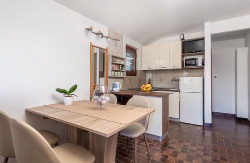 Supetarska Draga Apartment | Lovely apartment in Rab with kitchen