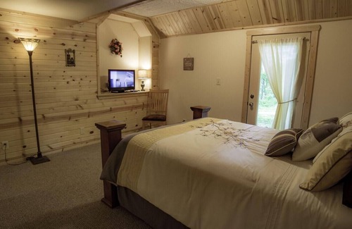 Helmsburg Bed & Breakfast | Lovely Apartment in the Woods with Hot Tub