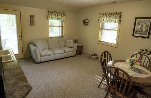 Helmsburg Bed & Breakfast | Lovely Apartment in the Woods with Hot Tub
