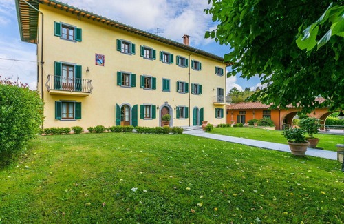 Fucecchio Villa | Lovely apartment in villa with A/C, private pool, WIFI, hot tub, TV, pets allowed and parking