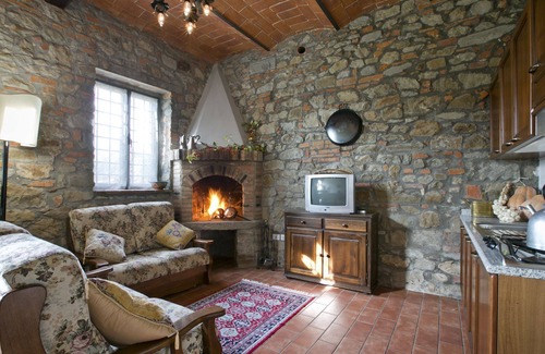 Cicogna House | Lovely apartment in villa for 4 guests with pool, WIFI, TV, veranda, pets allowed and parking
