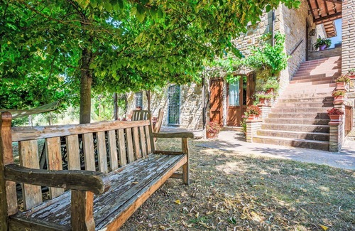 Lidarno Villa | Lovely apartment in villa for 6 guests with WIFI, pool, TV, patio, pets allowed and parking
