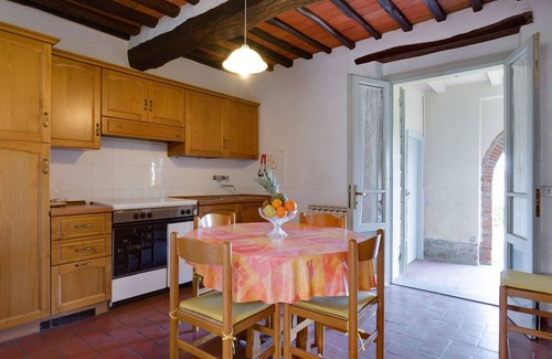 Bucine Villa | Lovely apartment in villa for 7 people with WIFI, pool, TV, pets allowed and parking