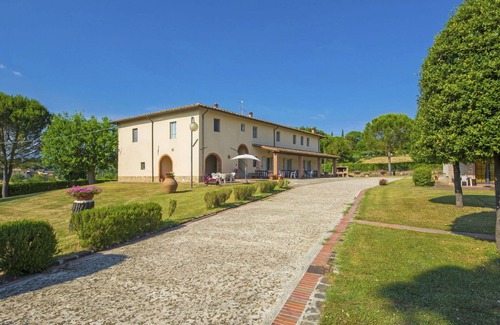 Bucine Villa | Lovely apartment in villa for 7 people with WIFI, pool, TV, pets allowed and parking