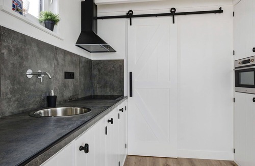 Woudsend House | Lovely apartment in villa for 4 guests with WIFI, patio and parking