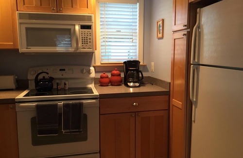 York Beach Apartment | Lovely Apartment just a few Steps Away from Beautiful Long Sands Beach