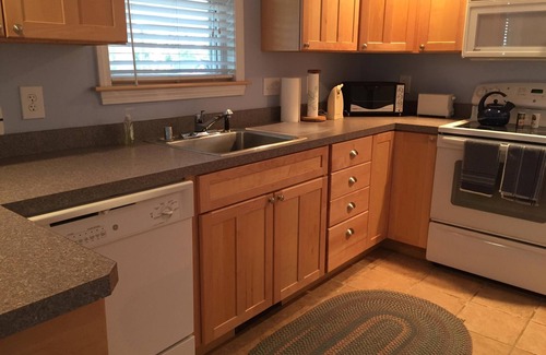 York Beach Apartment | Lovely Apartment just a few Steps Away from Beautiful Long Sands Beach