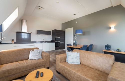Colijnsplaat Apartment | Lovely apartment for 4 guests with hot tub, WIFI, TV, balcony and parking