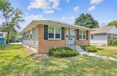 Diamond Lake Apartment | Lovely apartment on Duplex House in Minneapolis Near Airport & MOA