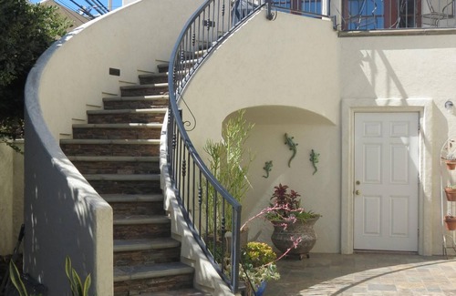 Belmont Shore Apartment | Lovely Apartment Steps From The Beach.