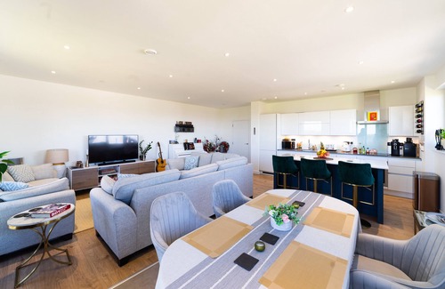 Royal Docks Apartment | Lovely Apartment With Terrace and City Views!