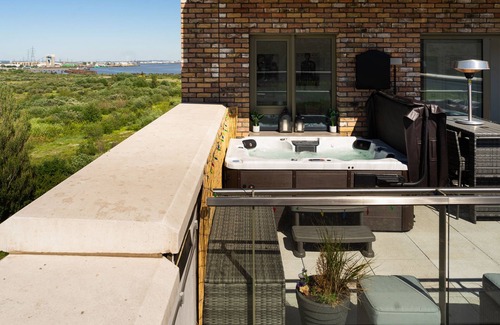 Royal Docks Apartment | Lovely Apartment With Terrace and City Views!
