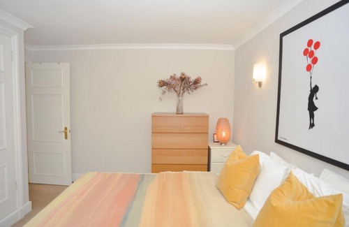 Bayswater Apartment | Lovely Artistic Home in Hyde Park, London