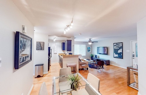 Westfield Condo | Lovely Austin condo close to downtown with streaming, W/D, central AC, & WiFi