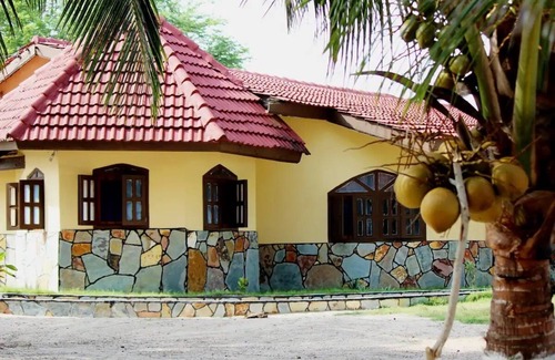 Ampenyi House | Lovely beach cottage - Basic ocean front home