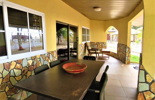 Ampenyi House | Lovely beach cottage - Basic ocean front home