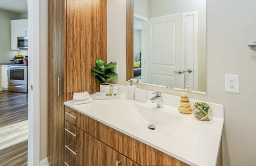 Fairfax Apartment | Lovely Bed Suite Fairfax + Street View Balcony- Free parking