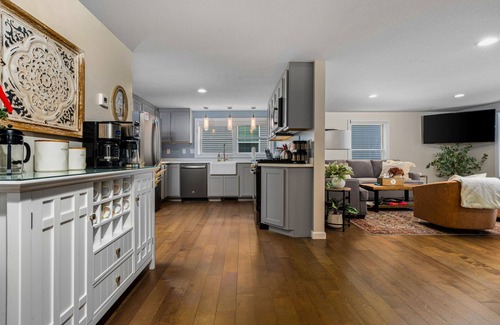 Bellaire House | Lovely Bellaire home across from park with beach, walk to Shorts, spa, fun games