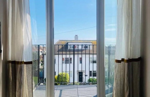 Worthing Apartment | Lovely bijou loft apt, one road back from the sea