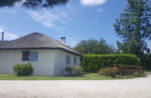 Saint-Hilaire-de-Riez House | Lovely Bourrine Vendéenne in its own green setting.