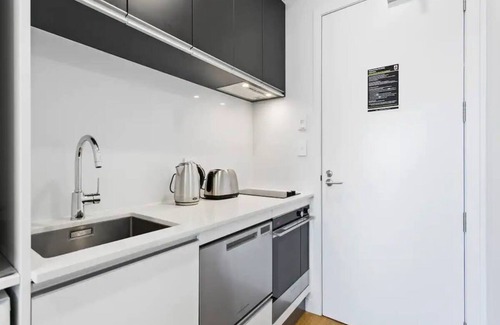 Takapuna House | Lovely Bright Apartment - Central Takapuna!