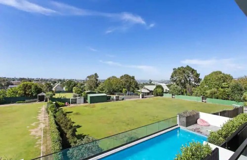 Takapuna House | Lovely Bright Apartment - Central Takapuna!