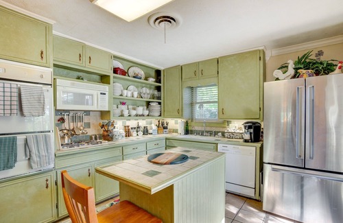College Station Cottage | Lovely Bryan Home w/Deck - 4 Mi to Kyle Field!
