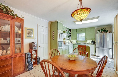 College Station Cottage | Lovely Bryan Home w/Deck - 4 Mi to Kyle Field!