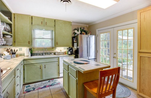 College Station Cottage | Lovely Bryan Home w/Deck - 4 Mi to Kyle Field!