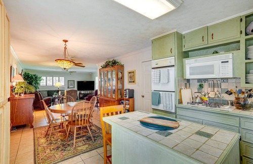 College Station Cottage | Lovely Bryan Home w/Deck - 4 Mi to Kyle Field!