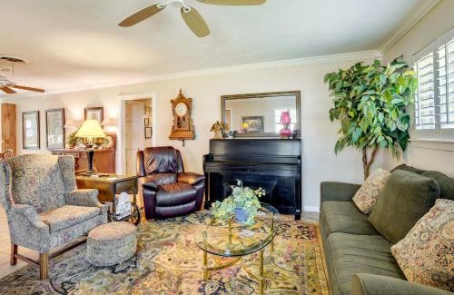 College Station House | Lovely Bryan Home with Deck - 4 Mi to Kyle Field!