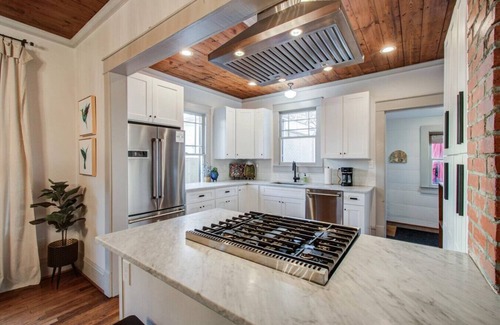 Galveston House | Lovely Bungalow by the Beach!