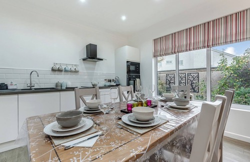 Lampeter Cottage | Lovely Bungalow in the Cambrian mountains with a private hot tub.