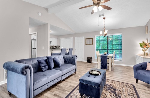 Atlanta House | Lovely bungalow with fireplace, grill, central AC, full kitchen, & washer/dryer
