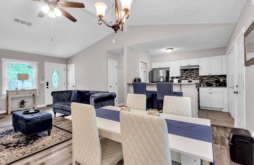 Atlanta House | Lovely bungalow with fireplace, grill, central AC, full kitchen, & washer/dryer