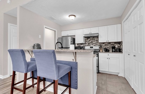 Atlanta House | Lovely bungalow with fireplace, grill, central AC, full kitchen, & washer/dryer