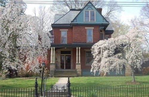 Lexington Apartment | Lovely C.1890 Flat with Garden in Historic Downtown