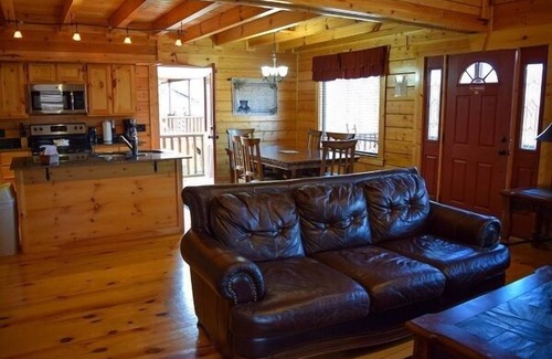 White Oak Lodge Cabin | Lovely Cabin-Centrally Located to All the Vacation Fun!