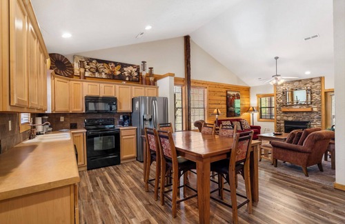 Branson Theater District Cabin | Lovely Cabin in the Heart of Branson! Gas Fireplace & Jetted Tub, Ticket/Golf Discounts