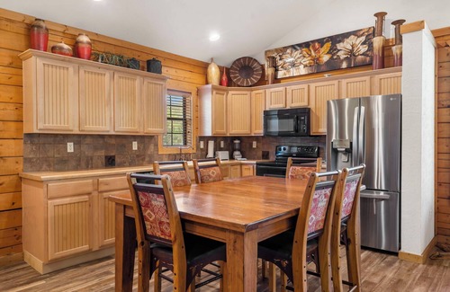 Branson Theater District Cabin | Lovely Cabin in the Heart of Branson! Gas Fireplace & Jetted Tub, Ticket/Golf Discounts
