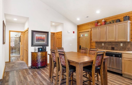 Branson Theater District Cabin | Lovely Cabin in the Heart of Branson! Gas Fireplace & Jetted Tub, Ticket/Golf Discounts