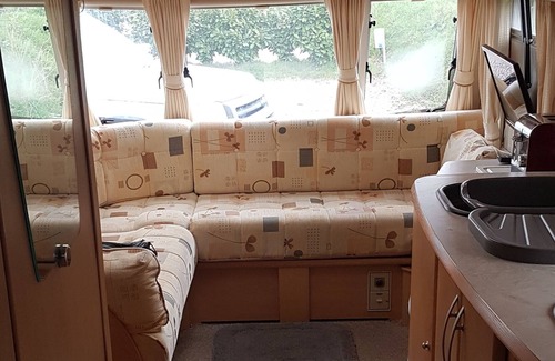 Kneesall Ski Chalet | Lovely caravan near Notts and Newark