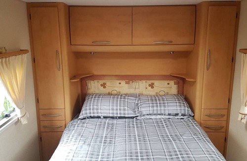 Kneesall Ski Chalet | Lovely caravan near Notts and Newark
