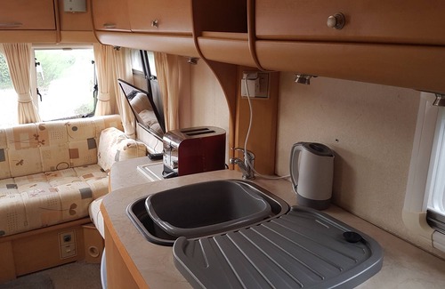 Kneesall Ski Chalet | Lovely caravan near Notts and Newark