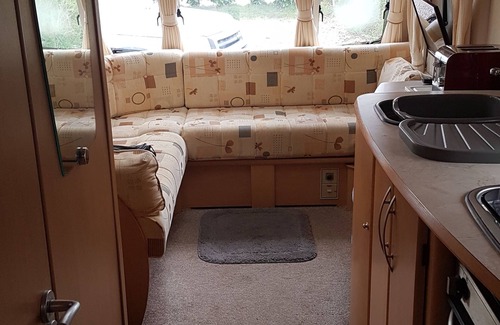 Kneesall Ski Chalet | Lovely Caravan Near Notts and Newark