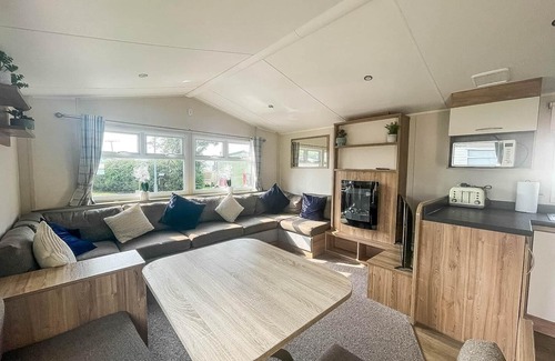 Beckingham House | Lovely caravan with free WiFi at Steeple Bay Holiday Park ref 36058B