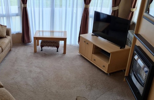 Ingoldmells House | Lovely caravan with decking at Coral Beach Park in Lincolnshire ref 77001C