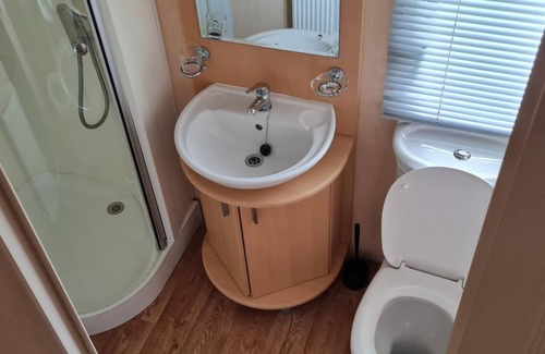 Ingoldmells House | Lovely caravan with decking at Coral Beach Park in Lincolnshire ref 77001C