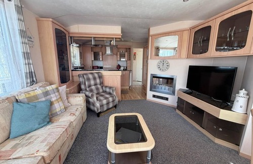 Hopton House | Lovely caravan with decking at Breydon Water in Norfolk ref 10027RP