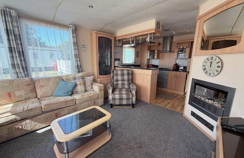 Hopton House | Lovely caravan with decking at Breydon Water in Norfolk ref 10027RP